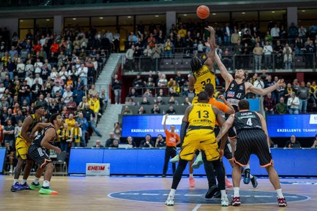 Keeshawn Kellman MHP RIESEN Ludwigsburg, 32 , Christian Sengfelder ratiopharm ulm, 43 , GER, MHP RIESEN Ludwigsburg vs ratiopharm ulm, easycredit BBL, Basketball, Bundesliga, Matchday 5, Season 2025 2026, 26 10 2025, GER, MHP RIESEN Ludwigsburg vs ratiopharm ulm, easycredit BBL, Basketball, Bundesliga, Matchday 5, Season 2025 2026, 26 10 2025 Ludwigsburg Copyright: xEibner-Pressefoto SaschaxWaltherx EP_EER