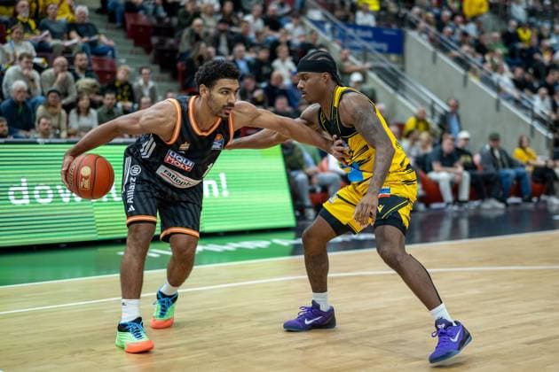 Mark Smith ratiopharm ulm, 13 , Stefan Smith MHP RIESEN Ludwigsburg, 03 , GER, MHP RIESEN Ludwigsburg vs ratiopharm ulm, easycredit BBL, Basketball, Bundesliga, Matchday 5, Season 2025 2026, 26 10 2025, GER, MHP RIESEN Ludwigsburg vs ratiopharm ulm, easycredit BBL, Basketball, Bundesliga, Matchday 5, Season 2025 2026, 26 10 2025 Ludwigsburg Copyright: xEibner-Pressefoto SaschaxWaltherx EP_EER