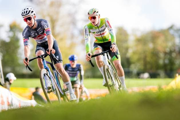 Belgian Jente Michels and Belgian Toon Vandebosch pictured in action during the men s elite race of the Superprestige race of Overijse, stage 2 (out of 8) in the Superprestige cyclocross competition, in Overijse, Sunday 26 October 2025. JASPERxJACOBS  x138022563x