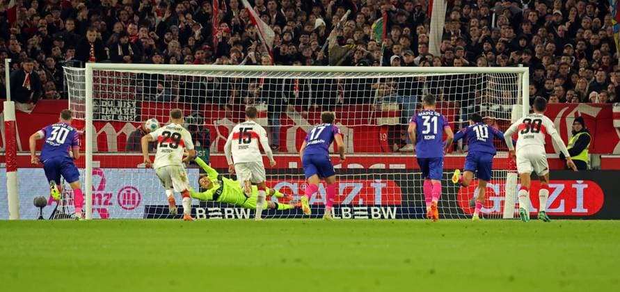 26 10 25 VfB Stuttgart 1 FSV Mainz 05 Germany, Stuttgart, 26 10 2025, Football, Bundesliga, Season 2025 2026, VfB Stuttgart 1 FSV Mainz 05 v l Alexander Nübel VfB Stuttgart , Nadiem Amiri 1 FSV Mainz 05 Goal Penalty 0 1 Amiri