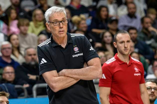 GER, Berlin, Basketball, Alba Berlin vs FC Bayern Basketball in the Uber Arena, BBL, Matchday 5, in the picture from l Gordon Herbert FCB, Coach , pensive, 26 10 2025 Copyright: HMBxMedia UwexKoch