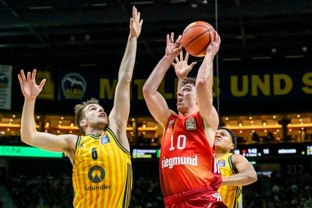 GER, Berlin, Basketball, Alba Berlin vs FC Bayern Basketball in the Uber Arena, BBL, Matchday 5, in the picture from l Malte Delow Alba, 06 , Justinian Jessup FCB, 10 , duel, action, fight, fights for the ball, 26 10 2025 Copyright: HMBxMedia UwexKoch