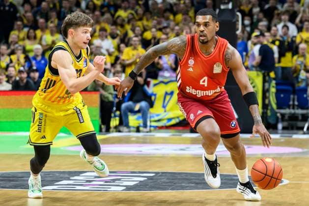GER, Berlin, Basketball, Alba Berlin vs FC Bayern Basketball in the Uber Arena, BBL, Matchday 5, in the picture from l Bennet Hundt Alba, 33 , Xavier Rathan Mayes FCB, 04 , duel, action, fight, fights for the ball, duel, action, fight, fights for the ball, 26 10 2025 Copyright: HMBxMedia UwexKoch