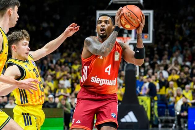 GER, Berlin, Basketball, Alba Berlin vs FC Bayern Basketball in the Uber Arena, BBL, Matchday 5, in the picture from l Bennet Hundt Alba, 33 , Xavier Rathan Mayes FCB, 04 , duel, action, fight, fights for the ball, 26 10 2025 Copyright: HMBxMedia UwexKoch