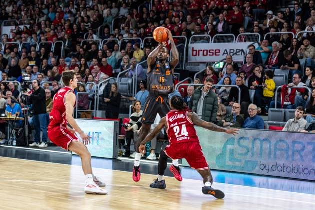 GER, easy Credit Basketball Bundesliga, BMA365 Bamberg Baskets Niners Chemnitz 26 10 2025, BROSE Arena, Bamberg, GER, easy Credit Basketball Bundesliga, BMA365 Bamberg Baskets Niners Chemnitz Ty Brewer Niners Chemnitz, 15 Photo Alexander Trienitz Bamberg BROSE Arena Bayern Germany