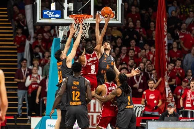 GER, easy Credit Basketball Bundesliga, BMA365 Bamberg Baskets Niners Chemnitz 26 10 2025, BROSE Arena, Bamberg, GER, easy Credit Basketball Bundesliga, BMA365 Bamberg Baskets Niners Chemnitz Robert Eugene Beran Jr Niners Chemnitz, 31 , Demarcus Demonia BMA365 Bamberg Baskets, 8 Photo Alexander Trienitz Bamberg BROSE Arena Bayern Germany