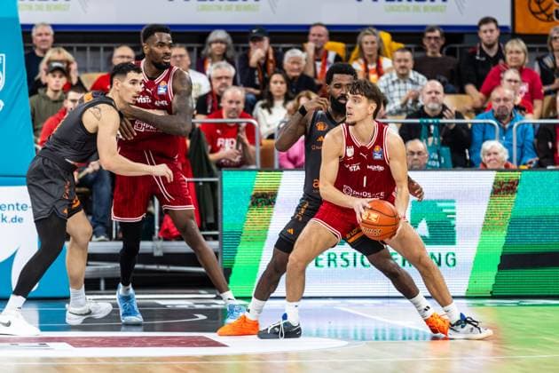 GER, easy Credit Basketball Bundesliga, BMA365 Bamberg Baskets Niners Chemnitz 26 10 2025, BROSE Arena, Bamberg, GER, easy Credit Basketball Bundesliga, BMA365 Bamberg Baskets Niners Chemnitz Zachary Ensminger BMA365 Bamberg Baskets, 1 Photo Alexander Trienitz Bamberg BROSE Arena Bayern Germany