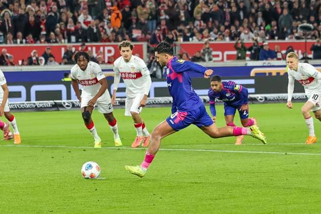 Penalty for 0 1 by Nadiem Amiri 1 FSV Mainz, 10 , Germany, Football, 1 Bundesliga, Matchday 8, 2025 2026, VfB Stuttgart vs 1 FSV Mainz 05, 26 10 2025, MHP Arena, Stuttgart, Germany Stuttgart MHP Arena Baden Württemberg Germany Copyright: xGrantxHubbsx