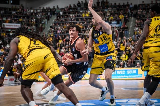 Alec Anigbata ratiopharm Ulm, 21 vs Jonas Wohlfarth Bottermann MHP RIESEN Ludwigsburg, 18 GER, MHP Riesen Ludwigsburg vs ratiopharm Ulm, easycredit BBL, Basketball, Bundesliga, Matchday 5, Season 2025 2026, 26 10 2025 GER, MHP Riesen Ludwigsburg vs ratiopharm Ulm, easycredit BBL, Basketball, Bundesliga, Matchday 5, Season 2025 2026, 26 10 2025 Ludwigsburg Copyright: xSandyxDinkelackerx EP_SDR