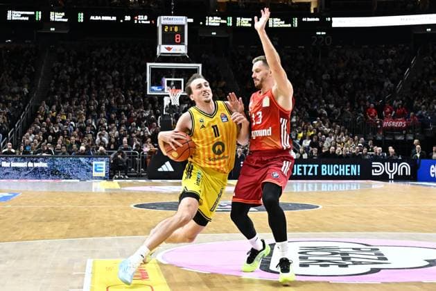 26 10 2025, xlakx, Basketball BBL Bundesliga, Alba Berlin FC Bayern Munich Basketball v l Moses Wood Alba Berlin , Andreas Obst FC Bayern Basketball duel, duel, fight, tackle Berlin Daniel Lakomski