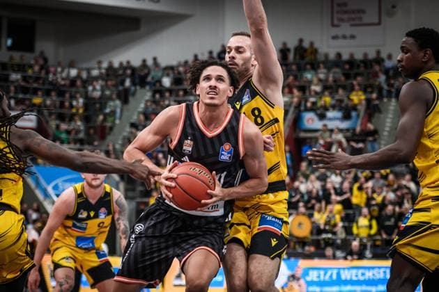 Alec Anigbata ratiopharm Ulm, 21 vs Jonas Wohlfarth Bottermann MHP RIESEN Ludwigsburg, 18 GER, MHP Riesen Ludwigsburg vs ratiopharm Ulm, easycredit BBL, Basketball, Bundesliga, Matchday 5, Season 2025 2026, 26 10 2025 GER, MHP Riesen Ludwigsburg vs ratiopharm Ulm, easycredit BBL, Basketball, Bundesliga, Matchday 5, Season 2025 2026, 26 10 2025 Ludwigsburg Copyright: xSandyxDinkelackerx EP_SDR