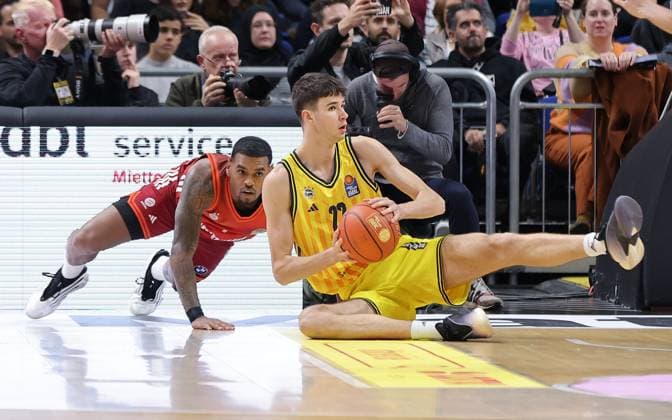 Xavier Rathan Mayes, Nevio Bennefeld on the ball duel Match scene Action Sport Basketball BBL Bundesliga Men 5 Matchday Season 2025 2026 26 10 2025 ALBA Berlin vs Bayern Munich