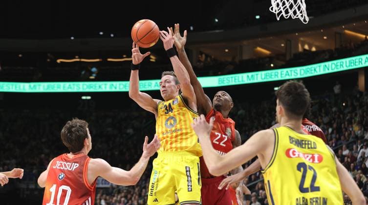 Justinian Jessup, Justin Bean on the ball, Isiaha Mike duel Game scene Action Sport Basketball BBL Bundesliga Men 5 Matchday Season 2025 2026 26 10 2025 ALBA Berlin vs Bayern Munich