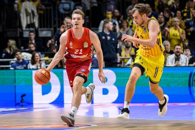 GER, Berlin, Basketball, Alba Berlin vs FC Bayern Basketball in the Uber Arena, BBL, Matchday 5, in the picture from l Justus Hollatz FCB, 21 , Malte Delow Alba, 06 , duel, action, fight, fights for the ball, 26 10 2025 Copyright: HMBxMedia UwexKoch
