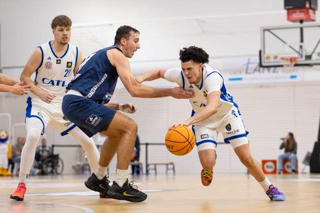 BARMER 2 Basketball Bundesliga ProB Süd CATL Basketball Löwen vs Dresden Titans Erfurt 26 10 2025 Simeon Dimitrov 77 Dresden Titans vs Michael Tyrone Mitchell Jr 1 CATL Basketball Löwen BARMER 2 Basketball Bundesliga ProB Süd CATL Basketball Löwen vs Dresden Titans Riethsporthalle Erfurt 26 10 2025 Copyright: xBEAUTIFULxSPORTS Duehringx