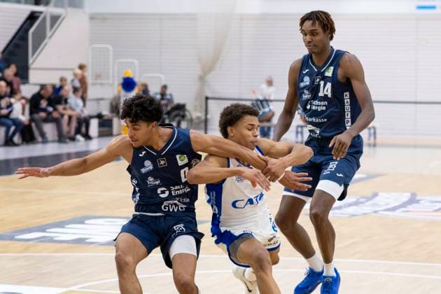 BARMER 2 Basketball Bundesliga ProB Süd CATL Basketball Löwen vs Dresden Titans Erfurt 26 10 2025 Leonardo Alfonso Benitez Arocha 0 Dresden Titans vs Musa Abra 8 CATL Basketball Löwen BARMER 2 Basketball Bundesliga ProB Süd CATL Basketball Löwen vs Dresden Titans Riethsporthalle Erfurt 26 10 2025 Copyright: xBEAUTIFULxSPORTS Duehringx