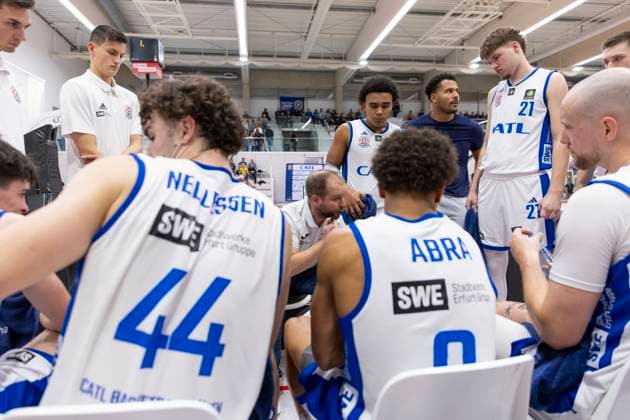 BARMER 2 Basketball Bundesliga ProB Süd CATL Basketball Löwen vs Dresden Titans Erfurt 26 10 2025 Florian Gut Coach CATL Basketball Löwen and Team BARMER 2 Basketball Bundesliga ProB Süd CATL Basketball Löwen vs Dresden Titans Riethsporthalle Erfurt 26 10 2025 Copyright: xBEAUTIFULxSPORTS Duehringx