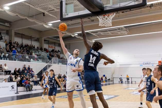 BARMER 2 Basketball Bundesliga ProB Süd CATL Basketball Löwen vs Dresden Titans Erfurt 26 10 2025 Paul Albrecht 9 CATL Basketball Löwen vs Osasere Best Otakho 14 Dresden Titans BARMER 2 Basketball Bundesliga ProB Süd CATL Basketball Löwen vs Dresden Titans Riethsporthalle Erfurt 26 10 2025 Copyright: xBEAUTIFULxSPORTS Duehringx