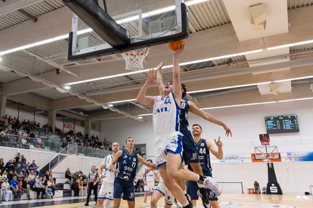 BARMER 2 Basketball Bundesliga ProB Süd CATL Basketball Löwen vs Dresden Titans Erfurt 26 10 2025 Samuel Elias Nellessen 44 CATL Basketball Löwen vs Samuel Leonard Schally 10 Dresden Titans BARMER 2 Basketball Bundesliga ProB Süd CATL Basketball Löwen vs Dresden Titans Riethsporthalle Erfurt 26 10 2025 Copyright: xBEAUTIFULxSPORTS Duehringx