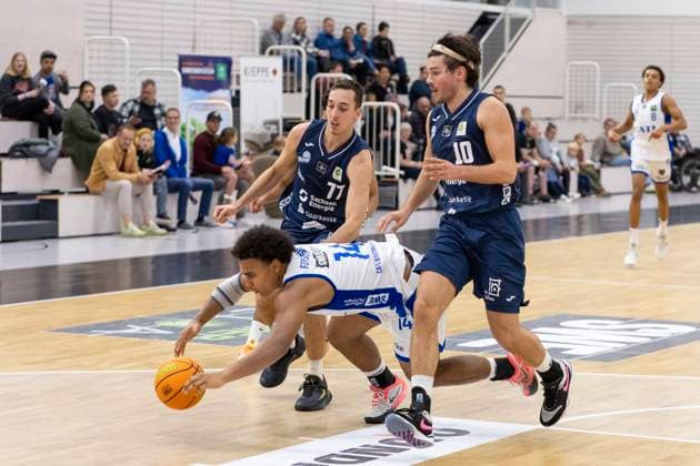 BARMER 2 Basketball Bundesliga ProB Süd CATL Basketball Löwen vs Dresden Titans Erfurt 26 10 2025 Jeremie Fotso Sighom 14 CATL Basketball Löwen vs Simeon Dimitrov 77 Dresden Titans left and Samuel Leonard Schally 10 Dresden Titans right BARMER 2 Basketball Bundesliga ProB Süd CATL Basketball Löwen vs Dresden Titans Riethsporthalle Erfurt 26 10 2025 Copyright: xBEAUTIFULxSPORTS Duehringx