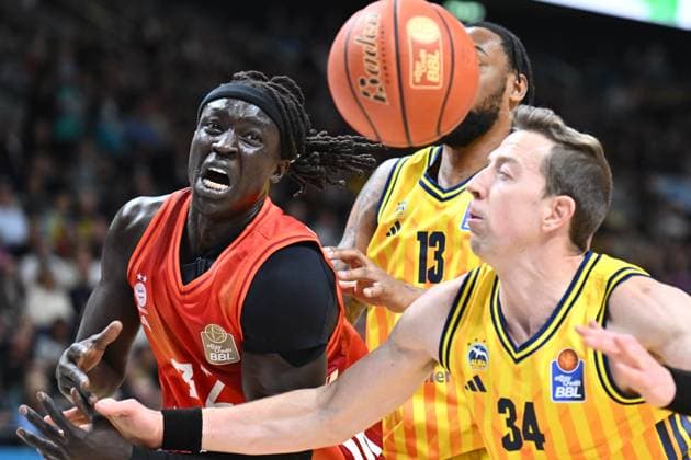 Wenyen Gabriel FC Bayern Muenchen, 32 , J Wan Roberts ALBA Berlin, 13 and Justin Bean ALBA Berlin, 34 GER, Alba Berlin vs FC Bayern Muenchen, Basketball, easyCredit Basketball League, Season 2025 2026, Matchday 5, 26 10 2025 GER, Alba Berlin vs FC Bayern Muenchen, Basketball, easyCredit Basketball League, Season 2025 2026, Matchday 5, 26 10 2025 Berlin Copyright: xEibner-Pressefoto RyanxSleimanx EP_RSN
