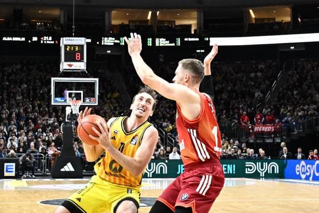 26 10 2025, xlakx, Basketball BBL Bundesliga, Alba Berlin FC Bayern Munich Basketball v l Moses Wood Alba Berlin , Andreas Obst FC Bayern Basketball duel, duel, fight, tackle Berlin Daniel Lakomski