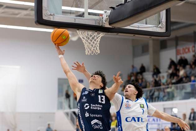 BARMER 2 Basketball Bundesliga ProB Süd CATL Basketball Löwen vs Dresden Titans Erfurt 26 10 2025 Kevin Kollmar 13 Dresden Titans vs Michael Tyrone Mitchell Jr 1 CATL Basketball Löwen BARMER 2 Basketball Bundesliga ProB Süd CATL Basketball Löwen vs Dresden Titans Riethsporthalle Erfurt 26 10 2025 Copyright: xBEAUTIFULxSPORTS Duehringx