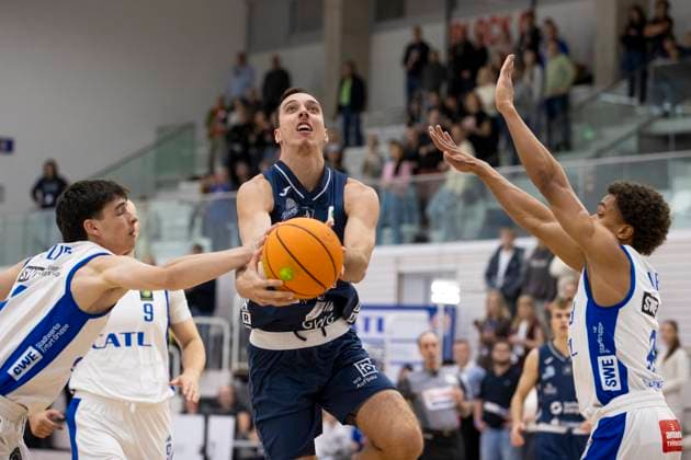 BARMER 2 Basketball Bundesliga ProB Süd CATL Basketball Löwen vs Dresden Titans Erfurt 26 10 2025 Simeon Dimitrov 77 Dresden Titans vs Léonar Fliege 3 CATL Basketball Löwen left and Musa Abra 8 CATL Basketball Löwen right BARMER 2 Basketball Bundesliga ProB Süd CATL Basketball Löwen vs Dresden Titans Riethsporthalle Erfurt 26 10 2025 Copyright: xBEAUTIFULxSPORTS Duehringx