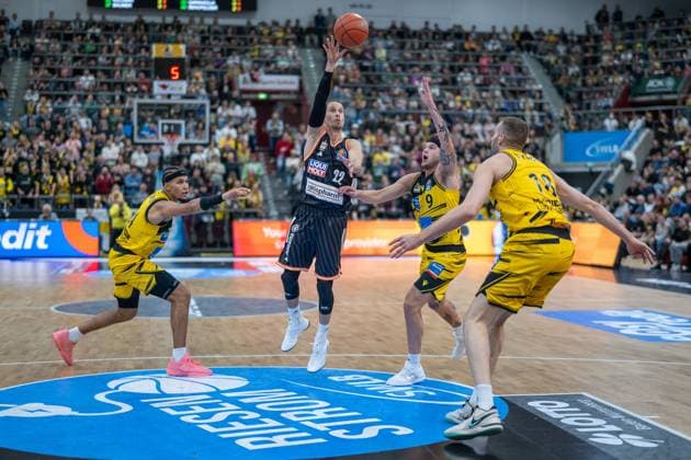 Brandon Tischler MHP RIESEN Ludwigsburg, 24 , Thomas Klepeisz ratiopharm ulm, 22 , Booker Coplin MHP RIESEN Ludwigsburg, 09 , Jonas Wohlfarth Bottermann MHP RIESEN Ludwigsburg, 18 , GER, MHP RIESEN Ludwigsburg vs ratiopharm ulm, easycredit BBL, Basketball, Bundesliga, Matchday 5, Season 2025 2026, 26 10 2025, GER, MHP RIESEN Ludwigsburg vs ratiopharm ulm, easycredit BBL, Basketball, Bundesliga, Matchday 5, Season 2025 2026, 26 10 2025 Ludwigsburg Copyright: xEibner-Pressefoto SaschaxWaltherx EP_EER