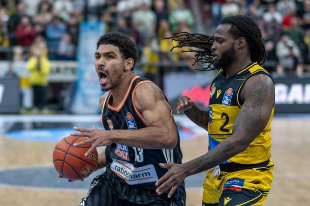 Mark Smith ratiopharm ulm, 13 , Traveon Buchanan MHP RIESEN Ludwigsburg, 02 , GER, MHP RIESEN Ludwigsburg vs ratiopharm ulm, easycredit BBL, Basketball, Bundesliga, Matchday 5, Season 2025 2026, 26 10 2025, GER, MHP RIESEN Ludwigsburg vs ratiopharm ulm, easycredit BBL, Basketball, Bundesliga, Matchday 5, Season 2025 2026, 26 10 2025 Ludwigsburg Copyright: xEibner-Pressefoto SaschaxWaltherx EP_EER