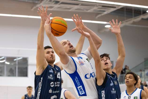 BARMER 2 Basketball Bundesliga ProB Süd CATL Basketball Löwen vs Dresden Titans Erfurt 26 10 2025 Paul Albrecht 9 CATL Basketball Löwen vs Max von der Wippel 44 Dresden Titans left and Malte Silbermann 21 Dresden Titans right BARMER 2 Basketball Bundesliga ProB Süd CATL Basketball Löwen vs Dresden Titans Riethsporthalle Erfurt 26 10 2025 Copyright: xBEAUTIFULxSPORTS Duehringx