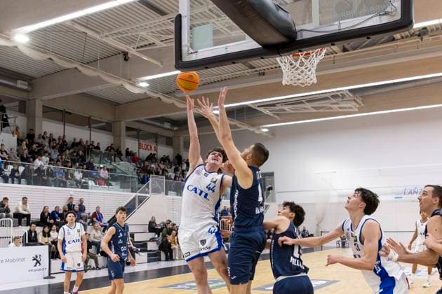 BARMER 2 Basketball Bundesliga ProB Süd CATL Basketball Löwen vs Dresden Titans Erfurt 26 10 2025 Max von der Wippel 44 Dresden Titans vs Samuel Elias Nellessen 44 CATL Basketball Löwen BARMER 2 Basketball Bundesliga ProB Süd CATL Basketball Löwen vs Dresden Titans Riethsporthalle Erfurt 26 10 2025 Copyright: xBEAUTIFULxSPORTS Duehringx