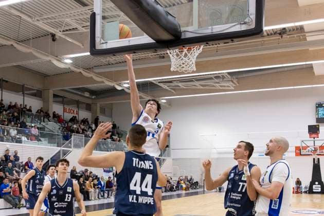 BARMER 2 Basketball Bundesliga ProB Süd CATL Basketball Löwen vs Dresden Titans Erfurt 26 10 2025 Léonar Fliege 3 CATL Basketball Löwen vs Max von der Wippel 44 Dresden Titans BARMER 2 Basketball Bundesliga ProB Süd CATL Basketball Löwen vs Dresden Titans Riethsporthalle Erfurt 26 10 2025 Copyright: xBEAUTIFULxSPORTS Duehringx