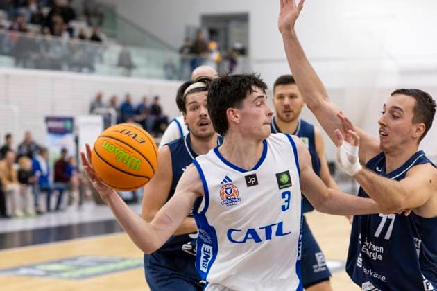BARMER 2 Basketball Bundesliga ProB Süd CATL Basketball Löwen vs Dresden Titans Erfurt 26 10 2025 Léonar Fliege 3 CATL Basketball Löwen vs Simeon Dimitrov 77 Dresden Titans BARMER 2 Basketball Bundesliga ProB Süd CATL Basketball Löwen vs Dresden Titans Riethsporthalle Erfurt 26 10 2025 Copyright: xBEAUTIFULxSPORTS Duehringx