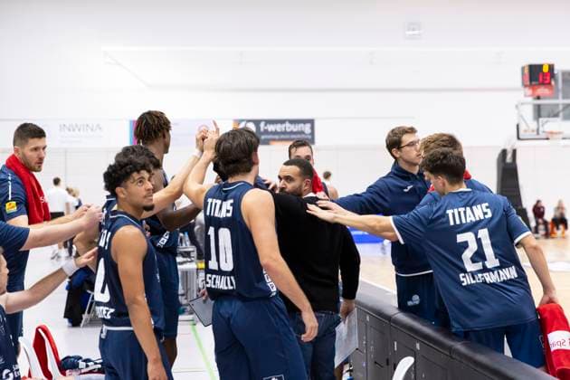 BARMER 2 Basketball Bundesliga ProB Süd CATL Basketball Löwen vs Dresden Titans Erfurt 26 10 2025 Valentino Lott Coach Dresden Titans Center and team BARMER 2 Basketball Bundesliga ProB Süd CATL Basketball Löwen vs Dresden Titans Riethsporthalle Erfurt 26 10 2025 Copyright: xBEAUTIFULxSPORTS Duehringx