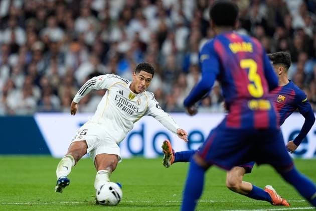 October 26, 2025, Madrid, Madrid, Spain: Jude Bellingham of Real Madrid CF kicks the ball during the Spanish League, LaLiga EA Sports, football match played between Real Madrid C.F. and FC Barcelona, Barca at Santiago Bernabeu stadium on October 26, 2025, in Madrid, Spain. Madrid Spain - ZUMAa181 20251026_zaa_a181_153 Copyright: xDennisxAgyemanx