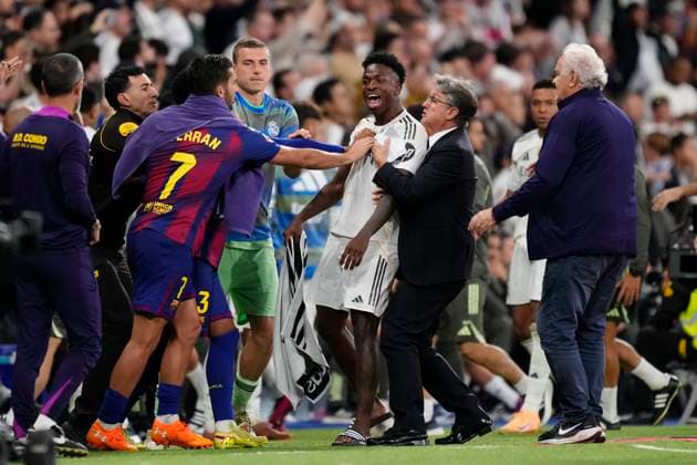 Real Madrid CF v FC Barcelona, Barca - LaLiga EA Sports Vinicius Junior left winger of Real Madrid and Brazil and Ferran Torres left winger of Barcelona and Spain discuss during the La Liga EA Sports match between Real Madrid CF and FC Barcelona at Estadio Santiago Bernabeu on October 26, 2025 in Madrid, Spain. Madrid Spain  Copyright: xJosexBretonx originalFilename:bretonhernandez-realmadr251026_nperE.jpg
