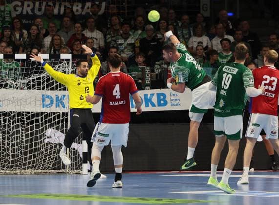 GER HBL season 2025 2026 FÜCHSE Berlin vs HSV Hamburg, 26 10 25, Max Schmeling Halle, Berlin, Mohamed EL TAYAR HSV Hamburg 12 , Andreas MAGAARD HSV Hamburg 4 , Mijajlo MARSENIC Füchse Berlin 93 , Mathias GIDSEL Füchse Berlin 19 , Einar OLAFSSON HSV Hamburg 23