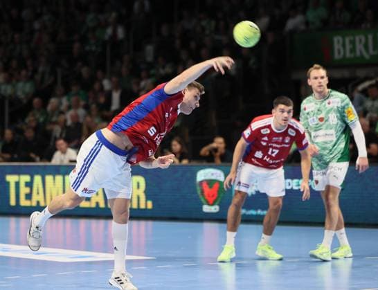 GER HBL season 2025 2026 FÜCHSE Berlin vs HSV Hamburg, 26 10 25, Max Schmeling Halle, Berlin, seven-meter, penalty throw, Nikolaj JOERGENSEN HSV Hamburg 11 , Kay GEENEN HSV Hamburg 17 , Mathias GIDSEL Füchse Berlin 19