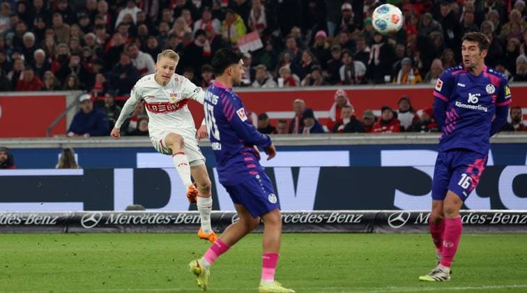 Stuttgart, Bundesliga soccer VfB Stuttgart vs 1 FSV Mainz 05, scorer Chris Führich VfB, left shoots the goal to 1 1 According to the regulations of the DFL German Football League, it is prohibited to use or have used photographs taken in the stadium and or of the match in the form of sequential images and or video-like photo series
