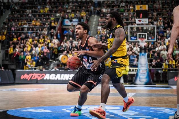 Mark Smith ratiopharm Ulm, 13 vs Tray Buchanan MHP RIESEN Ludwigsburg, 02 GER, MHP Riesen Ludwigsburg vs ratiopharm Ulm, easycredit BBL, Basketball, Bundesliga, Matchday 5, Season 2025 2026, 26 10 2025 GER, MHP Riesen Ludwigsburg vs ratiopharm Ulm, easycredit BBL, Basketball, Bundesliga, Matchday 5, Season 2025 2026, 26 10 2025 Ludwigsburg Copyright: xSandyxDinkelackerx EP_SDR