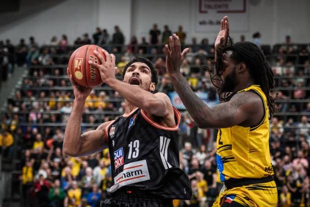 Mark Smith ratiopharm Ulm, 13 vs Tray Buchanan MHP RIESEN Ludwigsburg, 02 GER, MHP Riesen Ludwigsburg vs ratiopharm Ulm, easycredit BBL, Basketball, Bundesliga, Matchday 5, Season 2025 2026, 26 10 2025 GER, MHP Riesen Ludwigsburg vs ratiopharm Ulm, easycredit BBL, Basketball, Bundesliga, Matchday 5, Season 2025 2026, 26 10 2025 Ludwigsburg Copyright: xSandyxDinkelackerx EP_SDR
