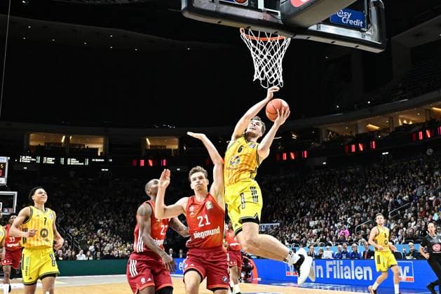 26 10 2025, xlakx, Basketball BBL Bundesliga, Alba Berlin FC Bayern Munich Basketball v l Justus Hollatz FC Bayern Basketball , Malte Delow Alba Berlin goes for the basket Berlin Daniel Lakomski
