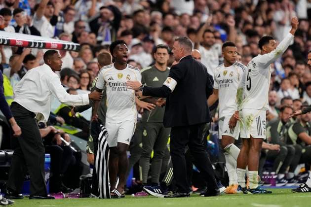 Real Madrid CF v FC Barcelona, Barca - LaLiga EA Sports Vinicius Junior left winger of Real Madrid and Brazil protest to referee during the La Liga EA Sports match between Real Madrid CF and FC Barcelona at Estadio Santiago Bernabeu on October 26, 2025 in Madrid, Spain. Madrid Spain  Copyright: xJosexBretonx originalFilename:bretonhernandez-realmadr251026_np6g9.jpg