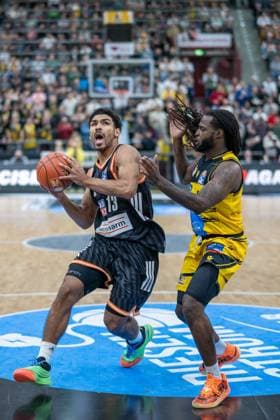 Mark Smith ratiopharm ulm, 13 , Traveon Buchanan MHP RIESEN Ludwigsburg, 02 , GER, MHP RIESEN Ludwigsburg vs ratiopharm ulm, easycredit BBL, Basketball, Bundesliga, Matchday 5, Season 2025 2026, 26 10 2025, GER, MHP RIESEN Ludwigsburg vs ratiopharm ulm, easycredit BBL, Basketball, Bundesliga, Matchday 5, Season 2025 2026, 26 10 2025 Ludwigsburg Copyright: xEibner-Pressefoto SaschaxWaltherx EP_EER