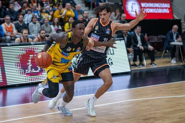 Babacar Sane MHP RIESEN Ludwigsburg, 00 , Alec Anigbata ratiopharm ulm, 21 , GER, MHP RIESEN Ludwigsburg vs ratiopharm ulm, easycredit BBL, Basketball, Bundesliga, Matchday 5, Season 2025 2026, 26 10 2025, GER, MHP RIESEN Ludwigsburg vs ratiopharm ulm, easycredit BBL, Basketball, Bundesliga, Matchday 5, Season 2025 2026, 26 10 2025 Ludwigsburg Copyright: xEibner-Pressefoto SaschaxWaltherx EP_EER
