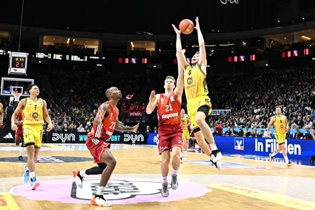 26 10 2025, xlakx, Basketball BBL Bundesliga, Alba Berlin FC Bayern Munich Basketball v l Isiaha Mike FC Bayern Basketball , Justus Hollatz FC Bayern Basketball , Malte Delow Alba Berlin duel, duel, fight, tackle Berlin Daniel Lakomski