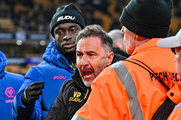 26th October 2025; Molineux Stadium, Wolverhampton, West Midlands, England; Premier League Football, Wolverhampton Wanderers versus Burnley; An angry Wolverhampton Wanderers Head Coach Vitor Pereira confronts fans after the final whistle  GodfreyxPitt