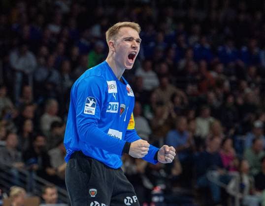 Handball, Men, Season 2025 2026, DAIKIN Handball Bundesliga 10 Matchday , Füchse Berlin HSV Hamburg, Goalkeeper Lasse Ludwig Füchse Berlin celebrates one of his saves, 26 10 2025, Copyright: xSebastianxRäppold MatthiasxKochx