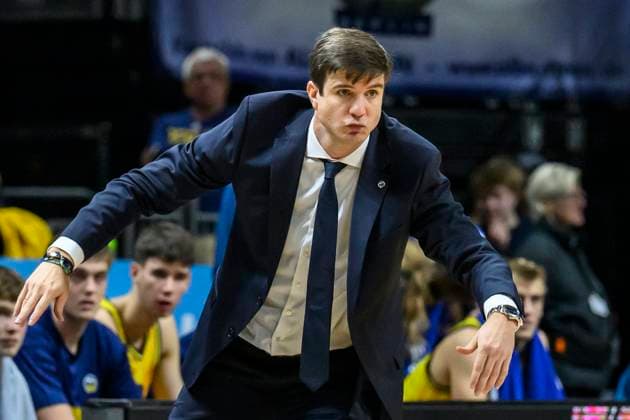 GER, Berlin, Basketball, Alba Berlin vs FC Bayern Basketball in the Uber Arena, BBL, Matchday 5, in the picture from l Pedro Calles Alba, coach , feverish with his team, 26 10 2025 Copyright: HMBxMedia UwexKoch